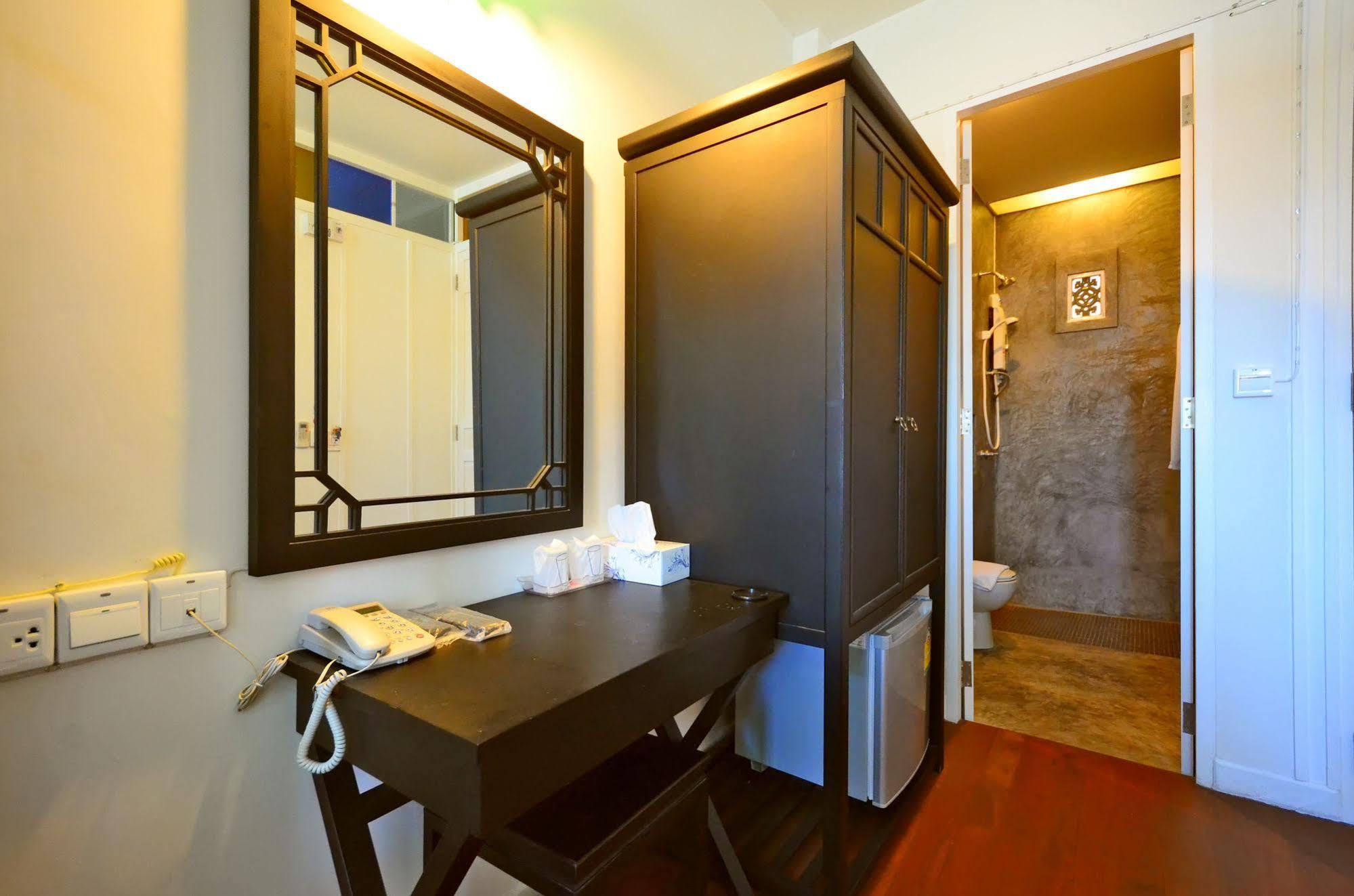 99 Oldtown Boutique Guesthouse Sha Extra Plus Phuket Exterior foto
